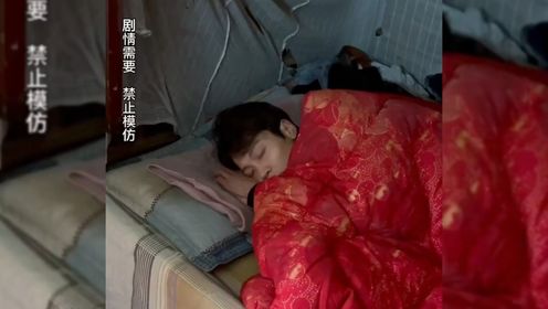 湖南张焱搞笑视频:为了吃鸡把老爸衣服扒光,老爸被气得腰都疼