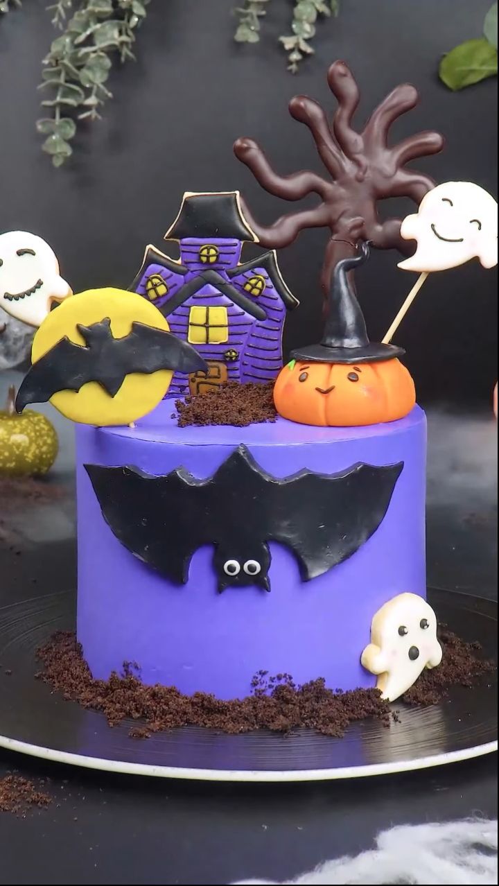 紫色主题巧克力装饰蛋糕