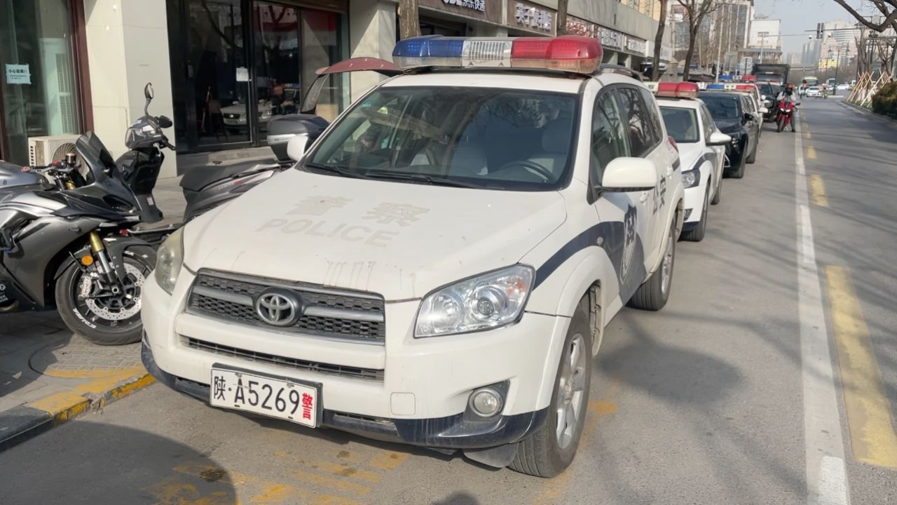 实拍丰田rav4警车