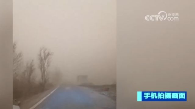 新疆多地遭遇强沙尘天气,天空呈赤橙色,城市道路被覆盖