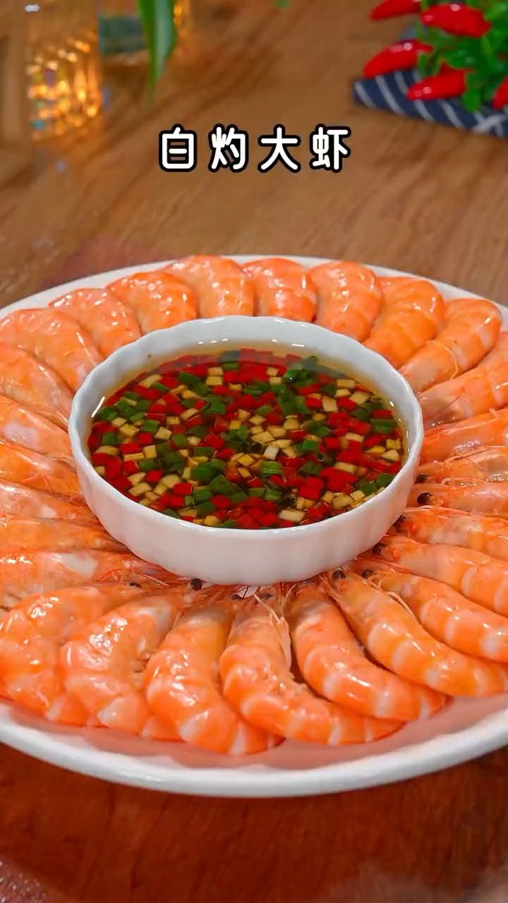 很多人煮大虾喜欢加水,其实不加一滴水煮出来的大虾更好吃