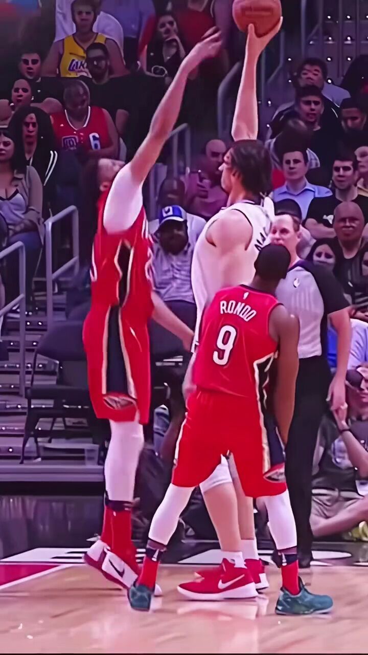 浓眉哥在博班面前一下子就感觉变小了,博班单手抓球戏耍浓眉#博班