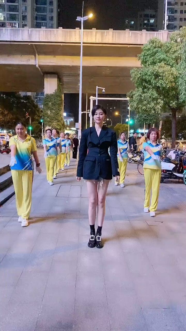 话不多说,带着我的姐妹们给大家来段广场舞
