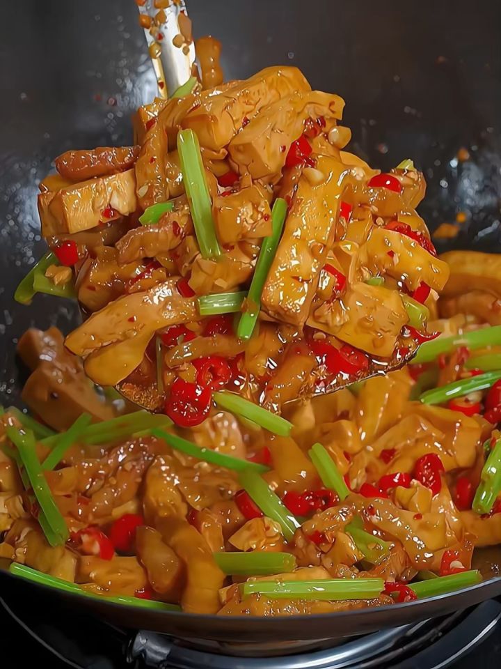 每次做这个烟熏香干炒肉,我们家一锅米饭不够吃,鲜香嫩滑又下饭#下