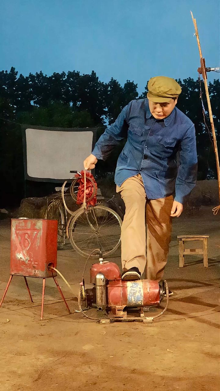 八十年代露天电影片子坏了,都是自己修一下剪掉接上就可以用了!