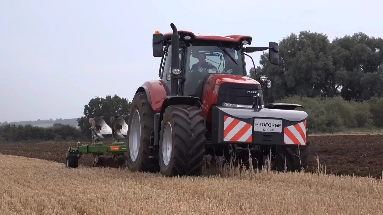 凯斯240拖拉机,240马力 389.9升超大油箱,深耕作业效率高.