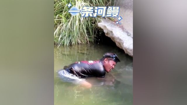 钓到一条巨型河鳗,路人花500万印尼盾买下