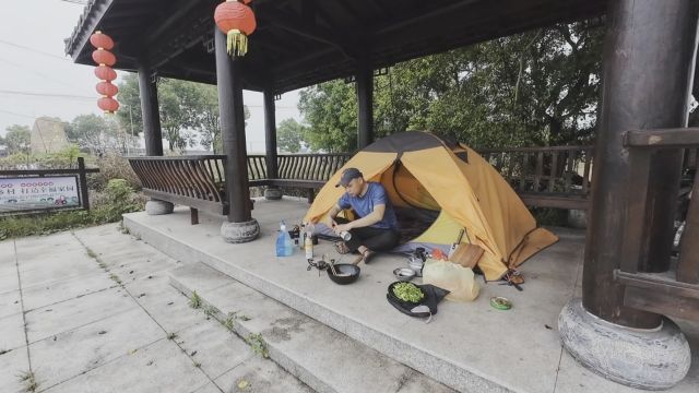 自行车骑行福建,刚刚进入福州下起小雨,一个人路边搭帐篷过夜