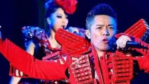 凤凰传奇演唱会现场观众热情高涨,荧光棒挥舞整齐划一