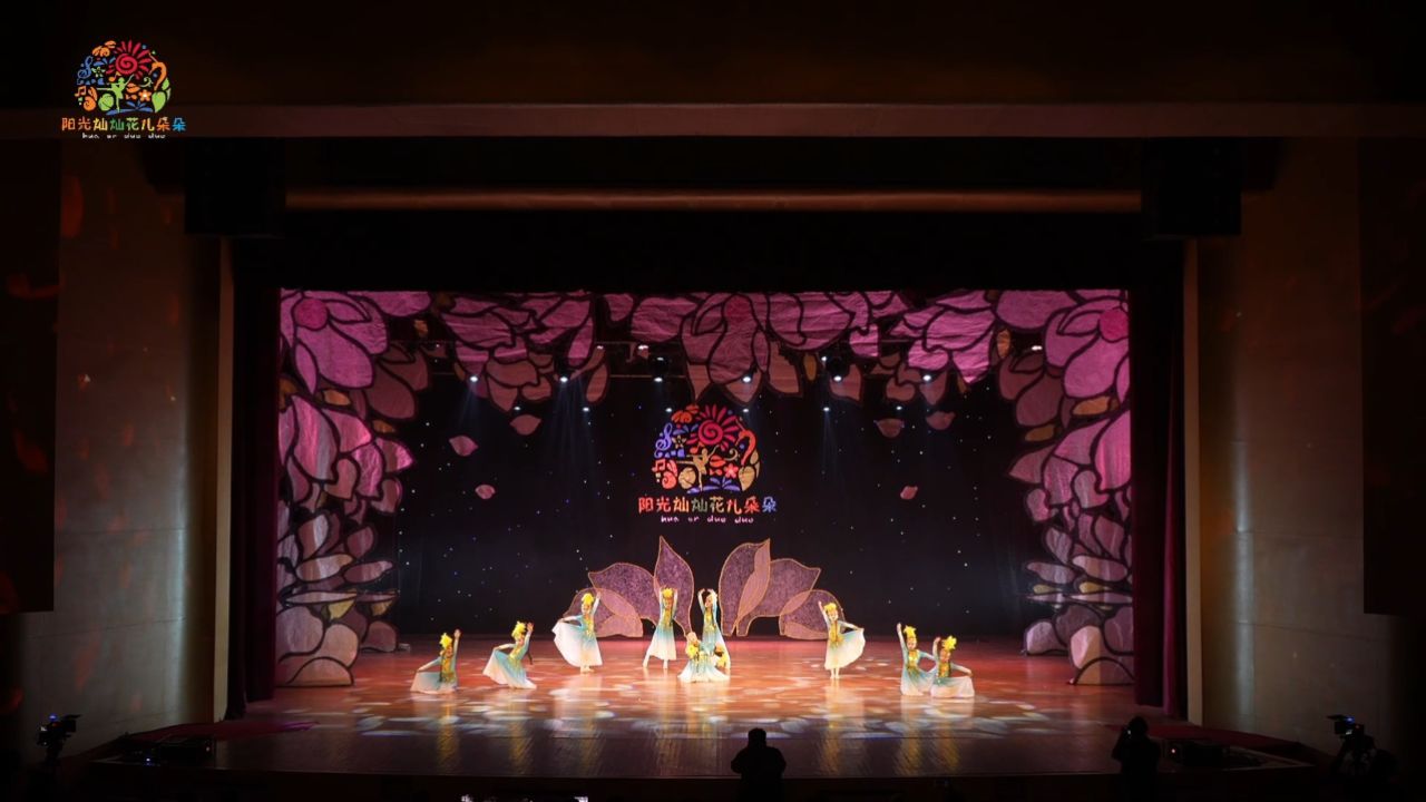 少儿群舞《娃哈哈》是一支新疆维吾尔族的舞蹈,整支舞蹈洋溢着少数