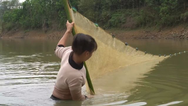 荒野建造:河谷捕鱼,熏制鱼干,集市贩卖熏肉,熏鱼,扫帚.#荒野建造 #田园生活.mp4