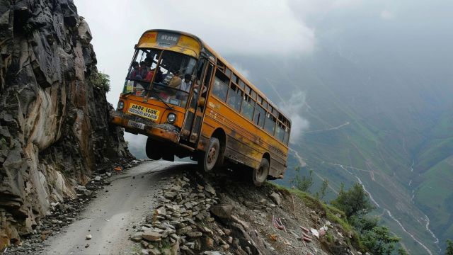 狂热视频曝光:印度巴士在盘山公路上飙车,乘客惊呼连连!