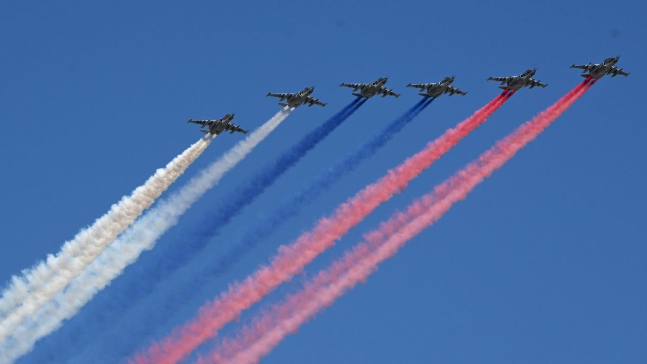 直击俄罗斯胜利日阅兵最后一次彩排 战机编队拉出俄国旗颜色彩烟