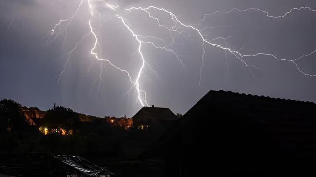 今明有雨,局地雨强较大!门头沟发布雷电蓝色预警