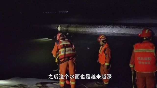 邢台沙河:越野车深陷河道 驾驶员被困车顶