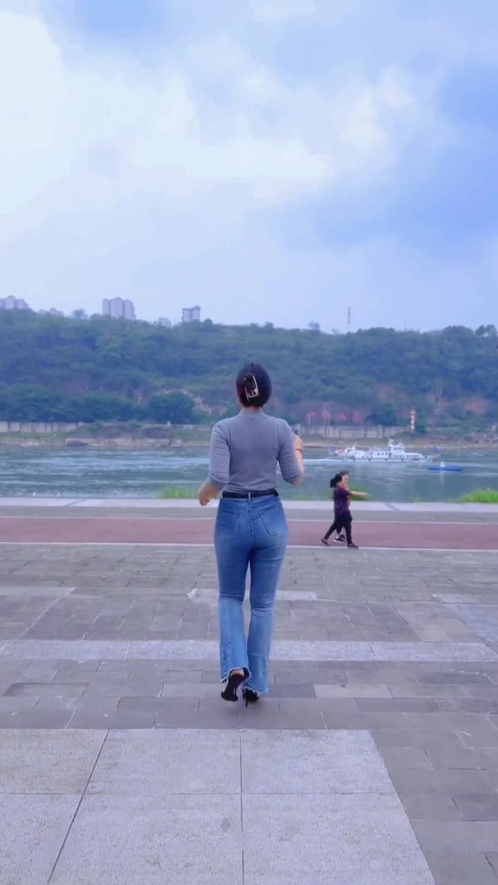 朋友们.#户外舞蹈#微胖女人#背影#随性摇摆#零基础学舞蹈
