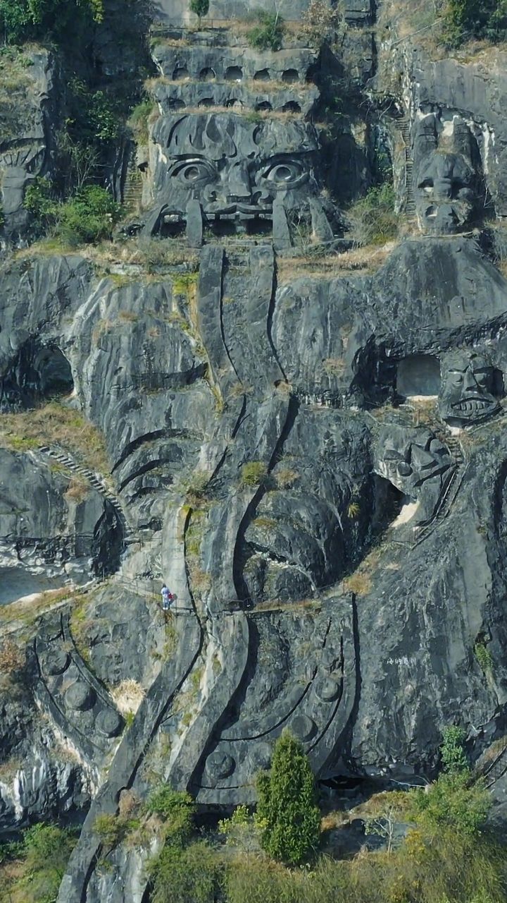 丰都鬼王石刻雕像,依山而建,高138米,宽217米,堪称"世界第一鬼"!