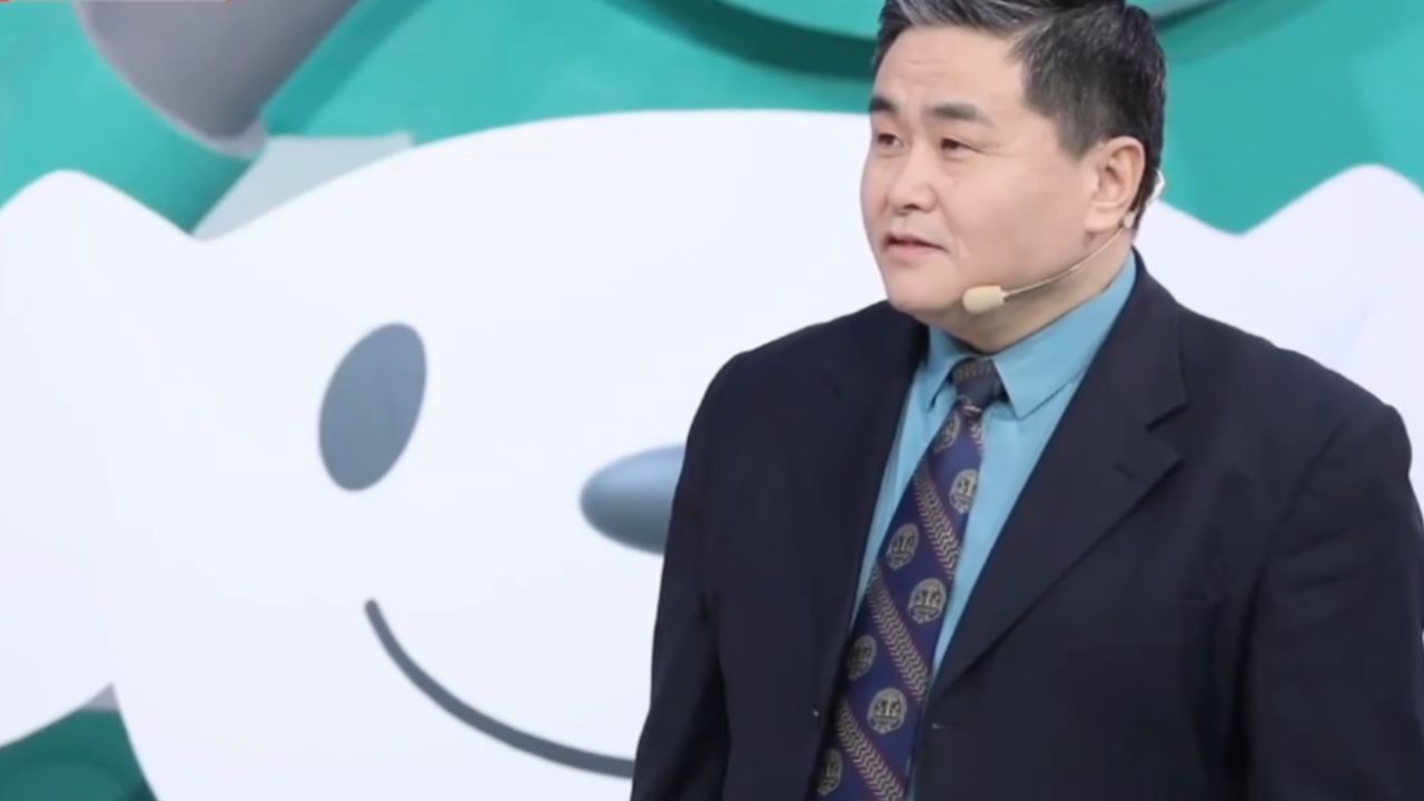 正骨门诊大揭秘,主持人探访正骨师,观察其工作状况