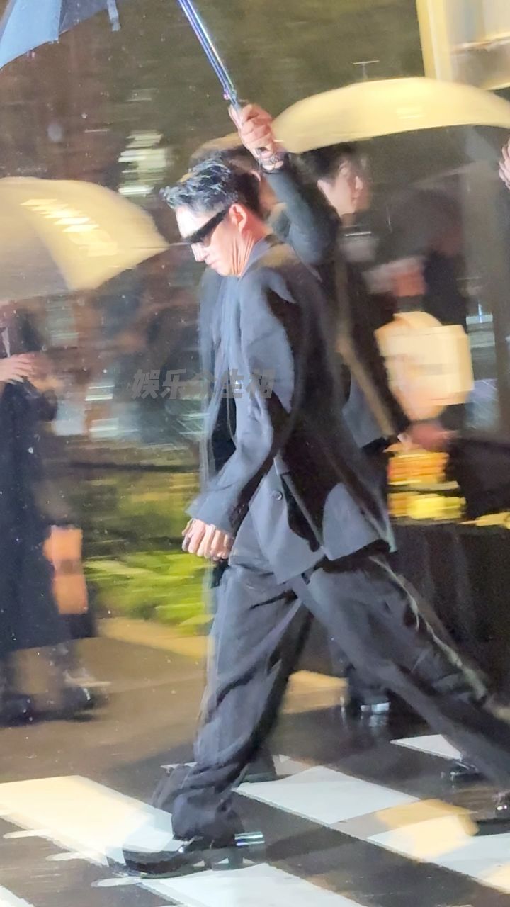 叔圈天菜#王阳 黑西墨镜雨中入场太帅了