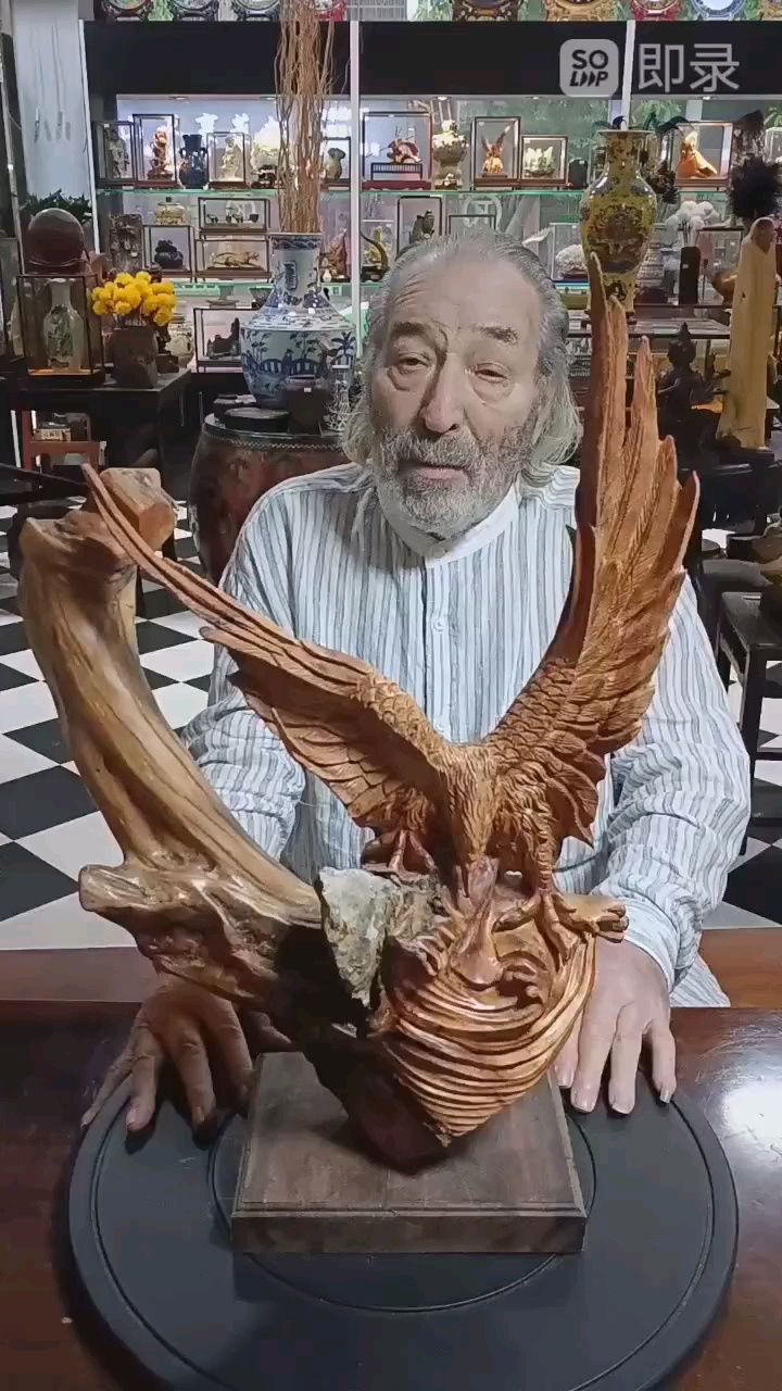 崖柏木雕刻鹰摆件