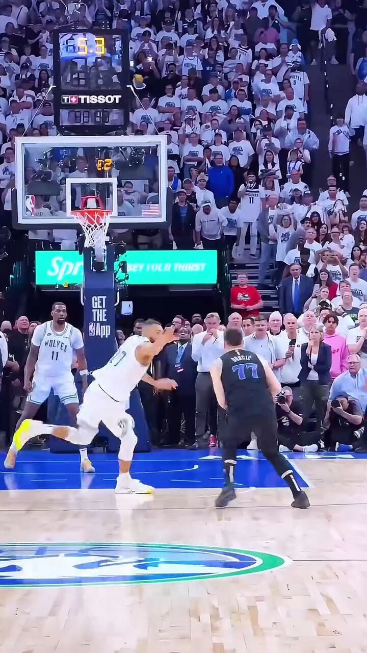 现场视角看东契奇连续变向戏耍戈贝尔干拔三分杀死比赛#东契奇#独行侠