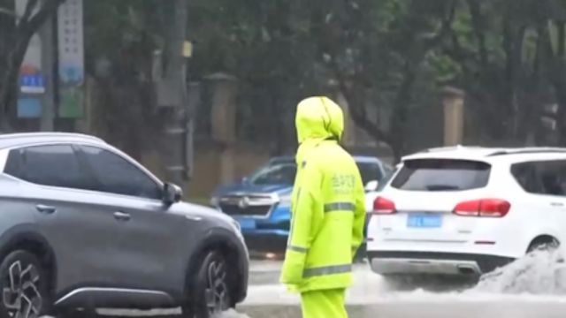 强降雨引发浙江金华部分城区道路积水内涝,高风险区群众紧急转移