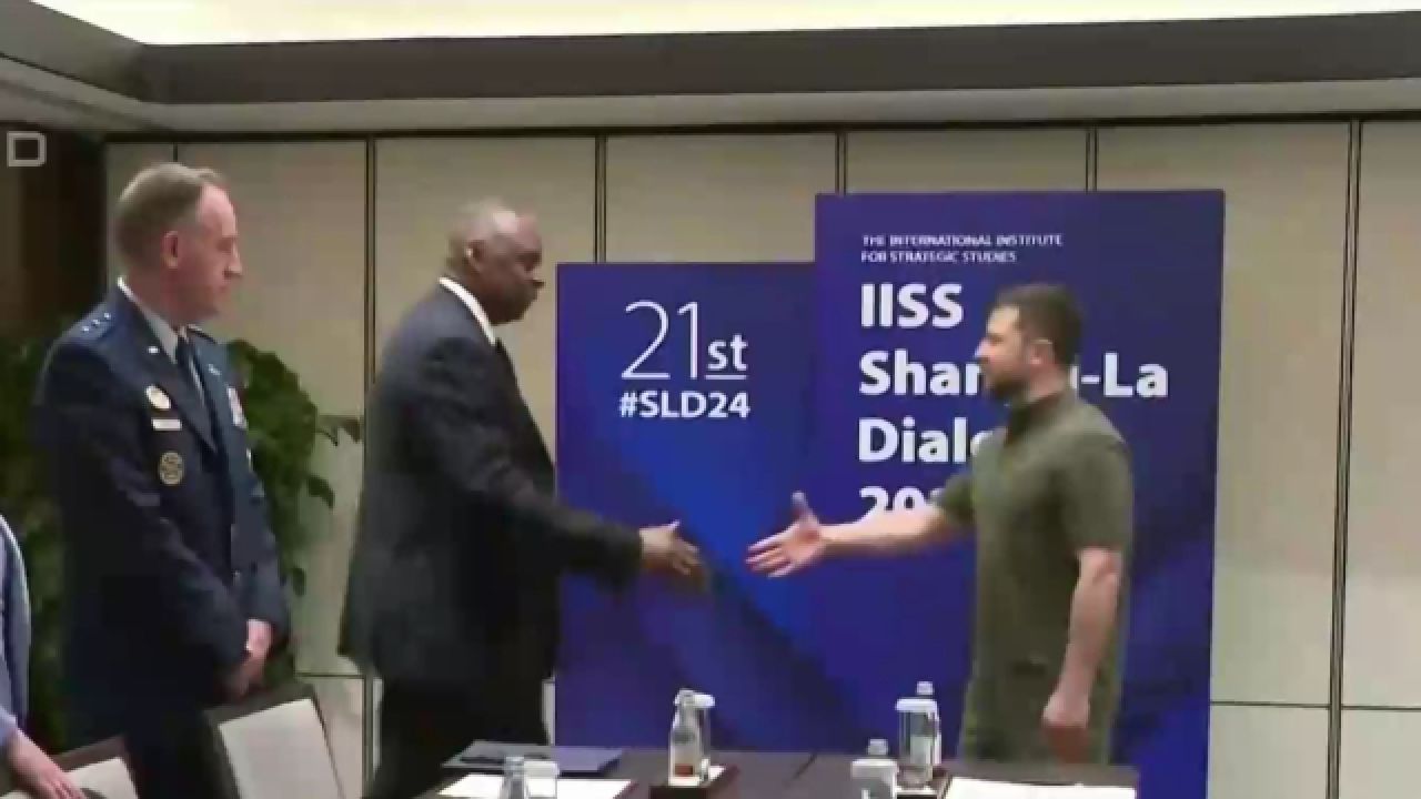 泽连斯基与奥斯汀在新加坡会面,二人见面后握手,媒体短暂拍摄