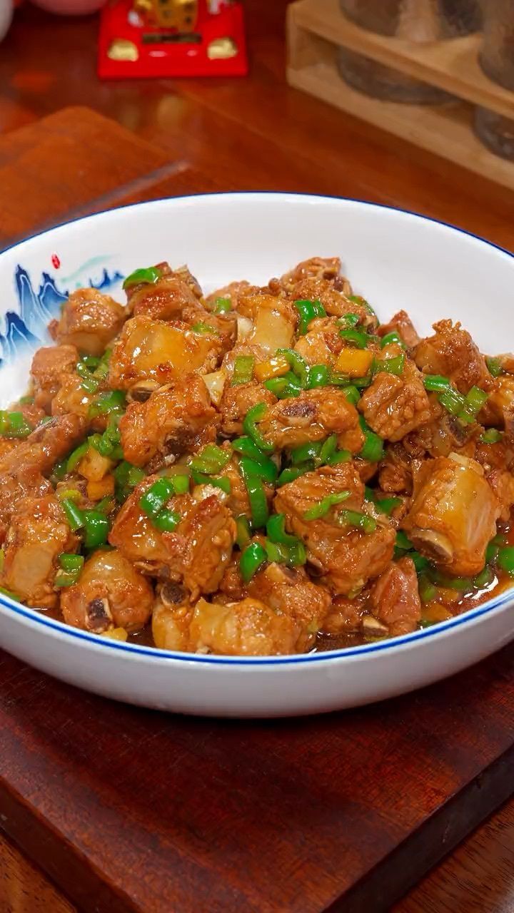 以后你想吃排骨了,你就像我这样做个青椒焖排骨.