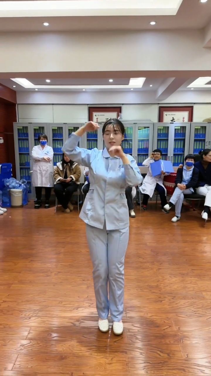 护士小姐姐跳得新疆舞真美