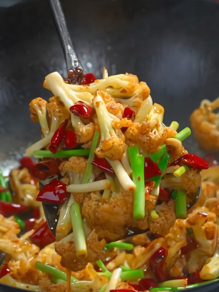 这可是我最爱吃的干锅花菜,干香入味,一上桌就光盆#下饭菜