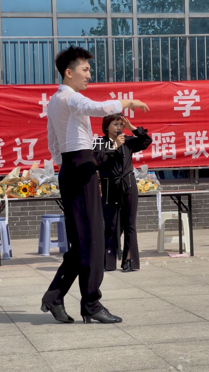 果果老师请唐山美女跳舞