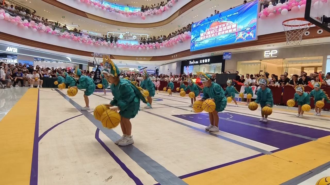 【汉中体育快讯】6月9日,汉中市汉台区幼儿篮球操和篮球联赛在吾悦