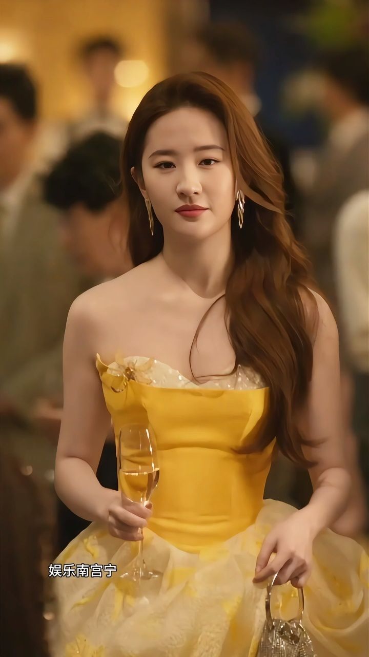 刘亦菲橙色抹胸公主裙,不愧是神仙姐姐,美得让人移不开视线