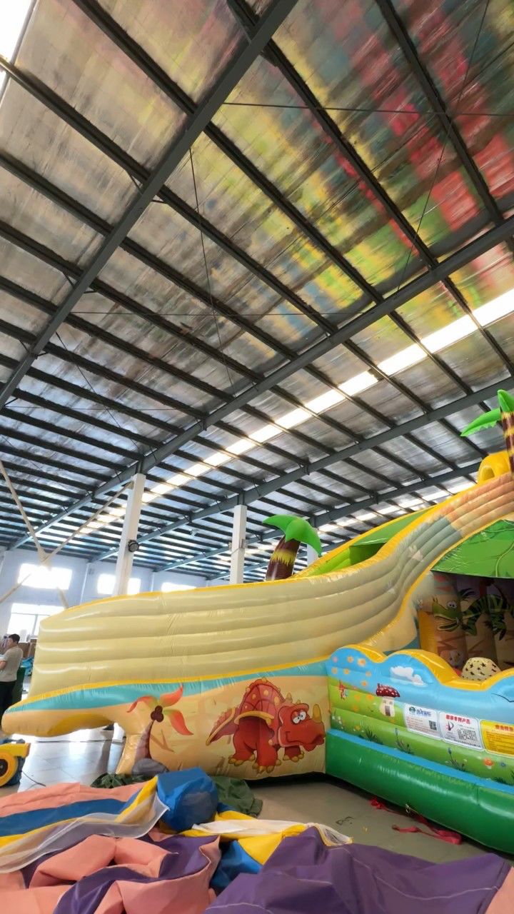 又一套充气水滑梯完成,天气热就是要尽情玩水!