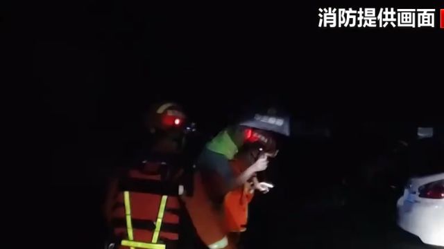 湖南邵阳:暴雨致小区内涝,消防深夜转移群众