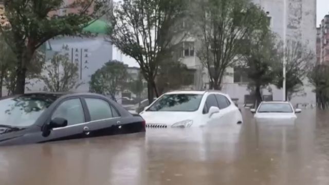 江西万载:强降雨引发险情,群众紧急转移