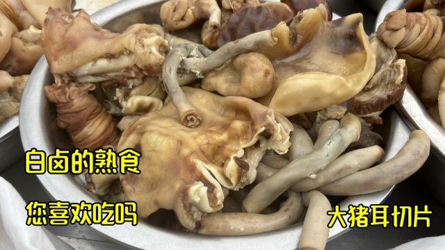 老大哥拉了一三轮车熟肉,食客们围着选购,肉香服务更周到