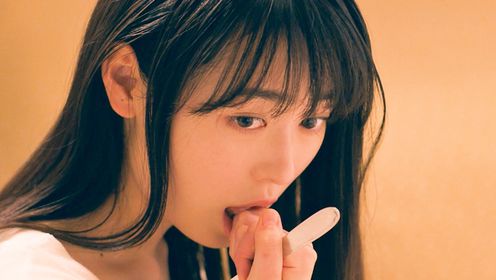 男孩透过墙洞偷窥邻居美女，却意外她背后黑暗的一面！_高清