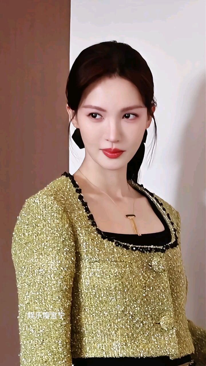 金晨颜值身材真不错,难怪这么甜,青春活力