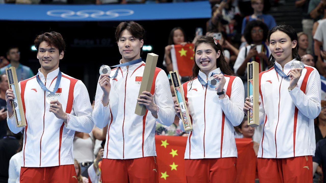 【中国星耀】登上领奖台!中国队收获男女混合4x100米混合泳接力赛银牌_高清1080P在线观看平台_腾讯视频