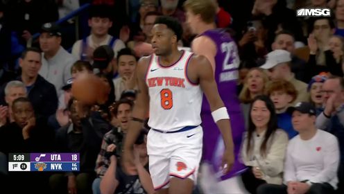《NBA全场集锦》人群当中一晃而过 阿奴诺比鬼手抢断反击一条龙上篮