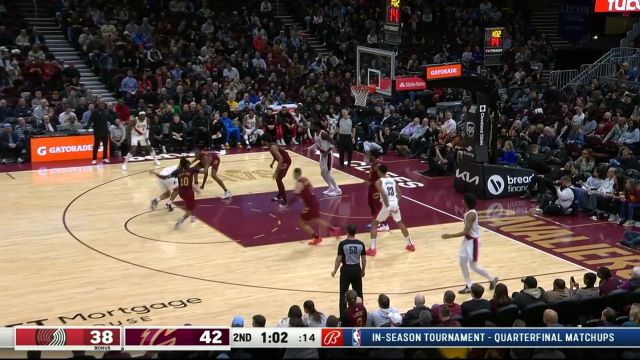 开拓者接连失误 骑士每次都用反击扣篮进行惩罚