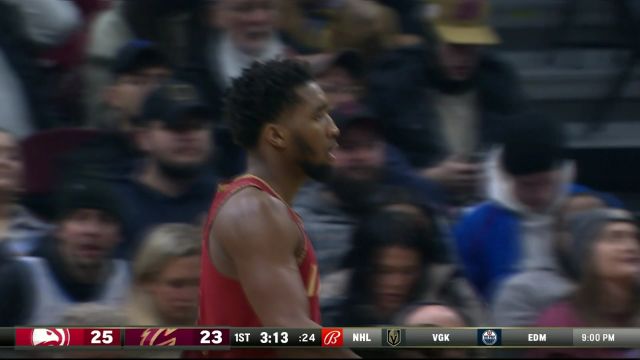 不管不顾就是往篮下杀 米切尔突破上篮打成2+1