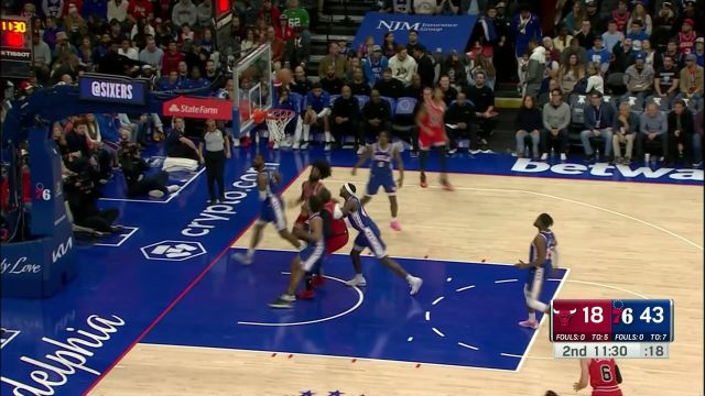 飞身突破冲击防线 科比怀特迎着莫里斯上篮打进