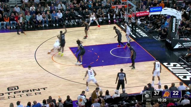 进攻手段多的吓人 布克撤步中投开火轻松打进