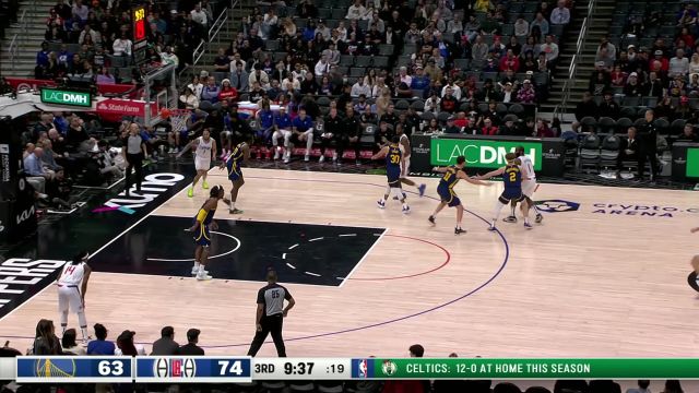 丝毫不给你们机会！ 科费抢下进攻篮板造成2+1