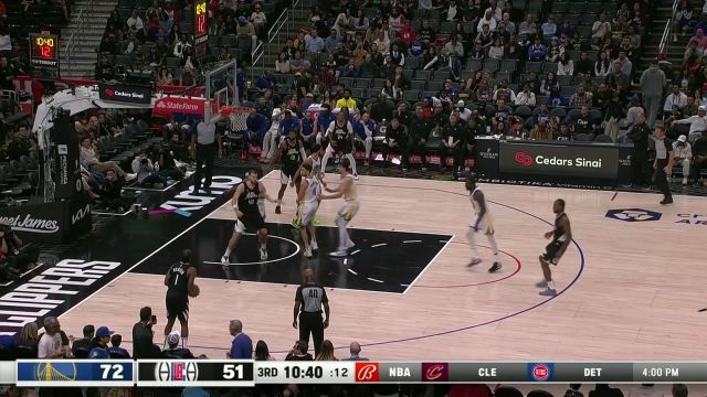 落后22分之际拯救球队！哈登第三节独得15分4助打回悬念