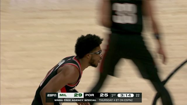 出色的运动天赋 亨德森九霄揽月完成转身暴扣