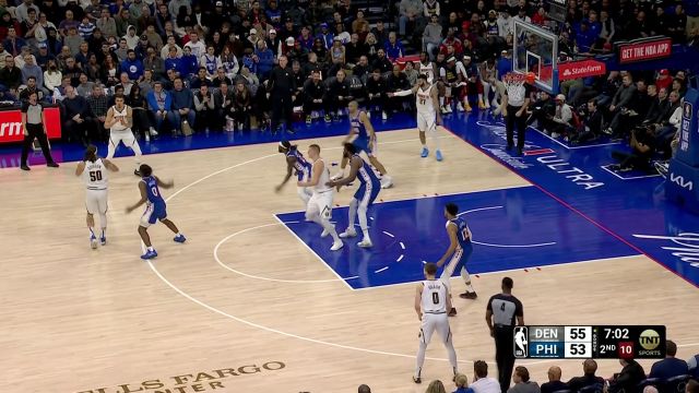 五花肉上下翻飞！约基奇篮下进攻一抢二 连续点抢篮板成功取分