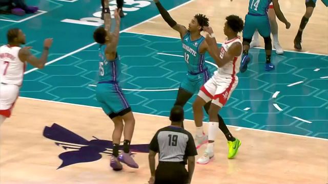 失误变助攻 惠特莫尔剑走偏锋篮下霸气战斧劈扣